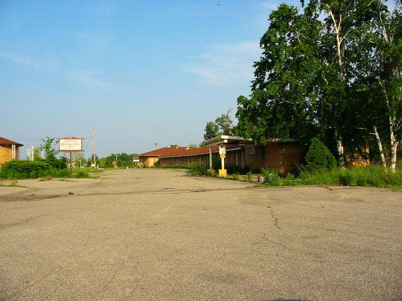 Mayflower Motel and Restaurant (Pilgrims Inn) - June 2002 (newer photo)